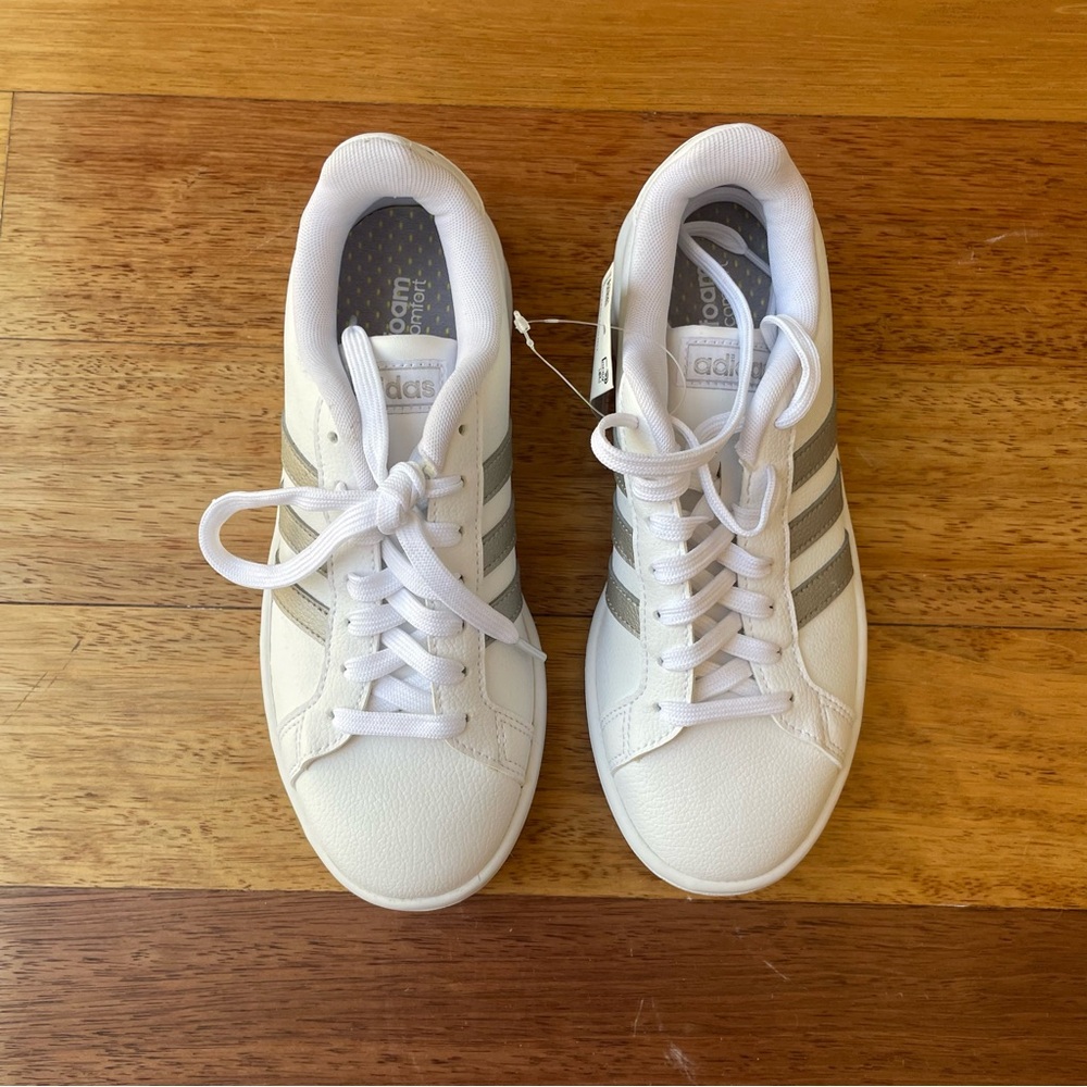 Adidas Grand Court Sneakers in Classic White with the Iconic Logo in Grey NWT
